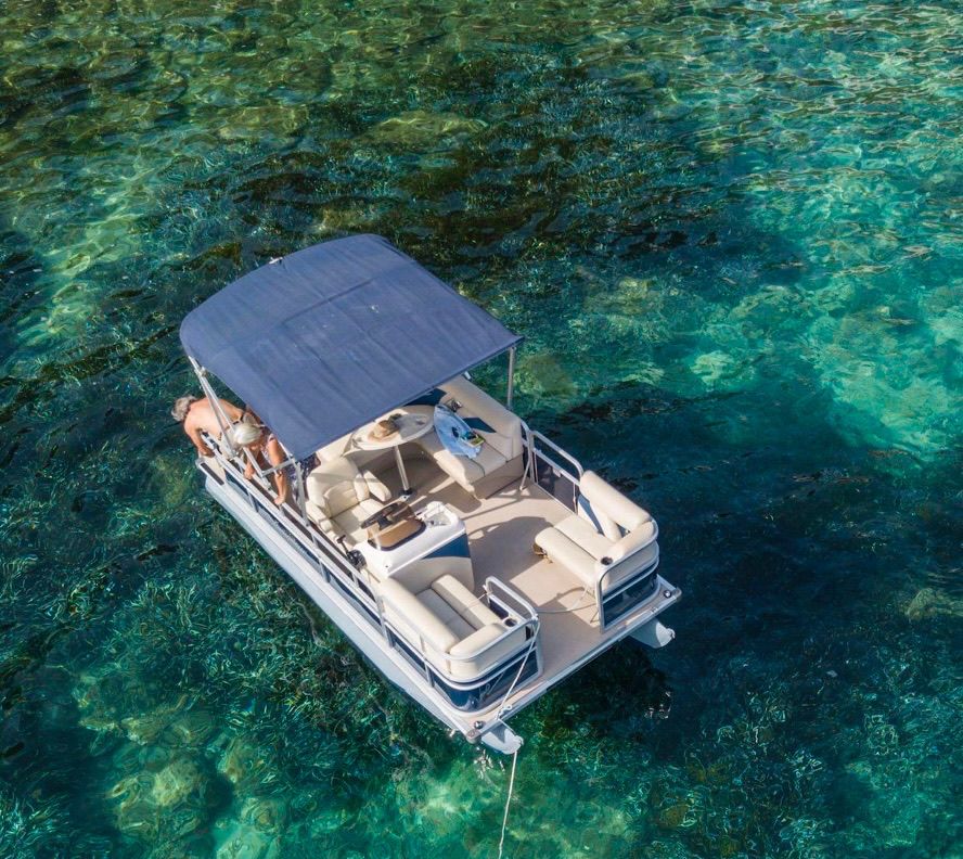 Catamarán privado fondeado en una cala tranquila de Mogán