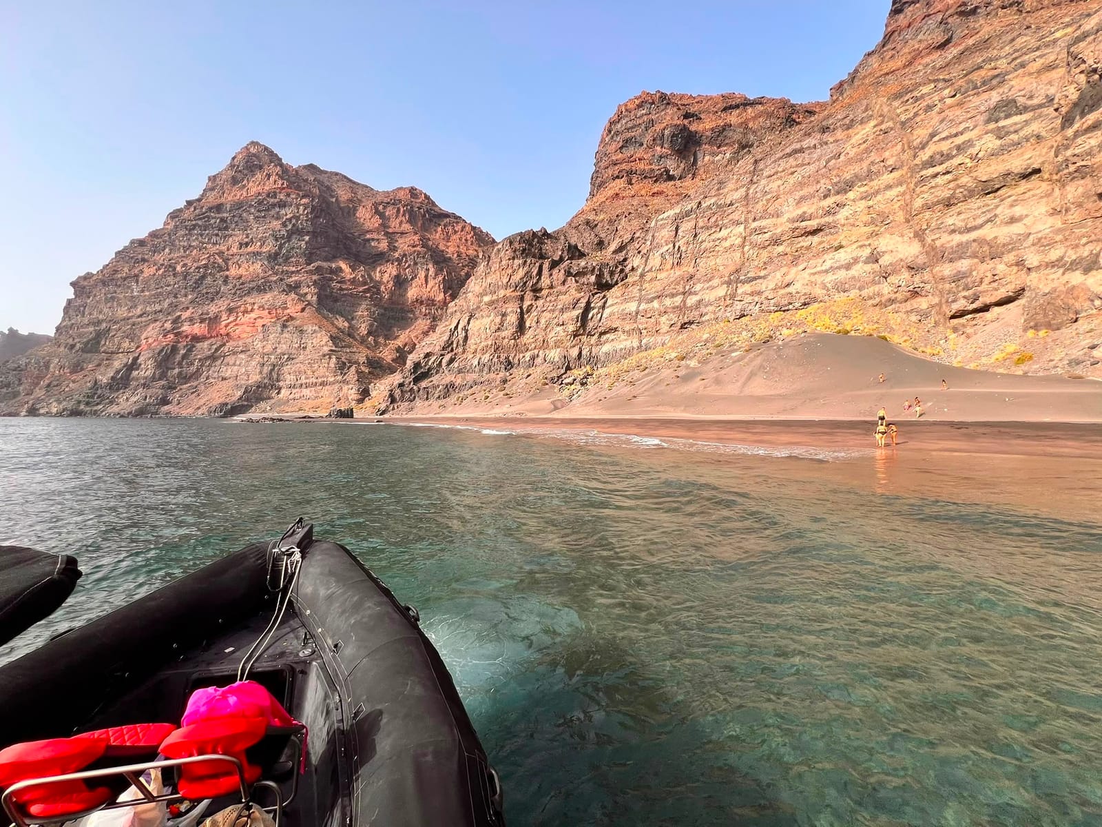 La playa de Güigüí y sus acantilados rojos, vista desde la lancha